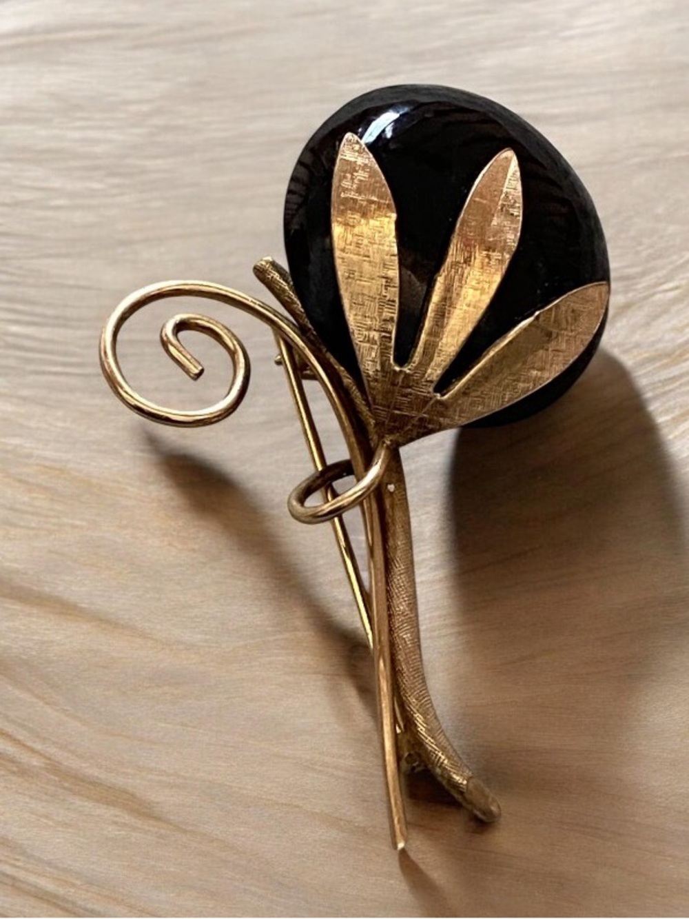 Vintage Winard 12k gold filled black onyx floral brooch